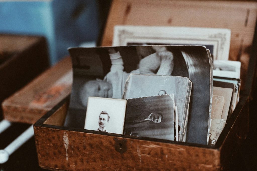 Récit de vie et transmission des souvenirs familiaux entre générations